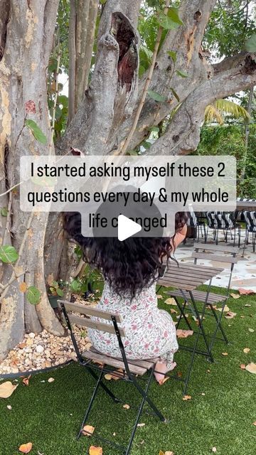 a woman sitting on a bench next to a tree with the caption, i started asking myself these 2 questions every day & my whole life is aged