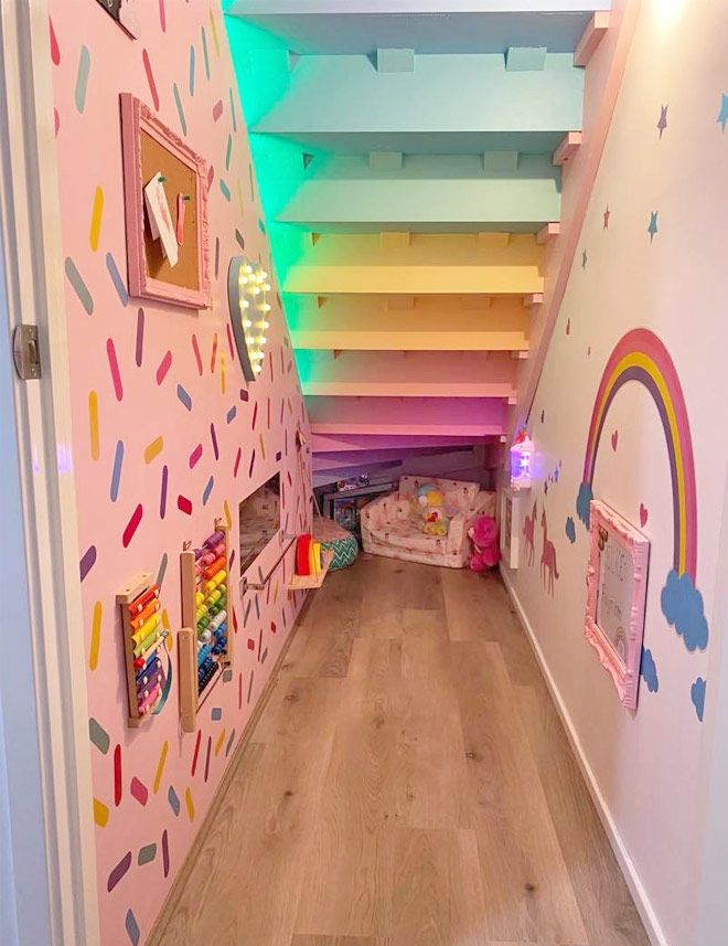 the hallway is decorated in pastel colors