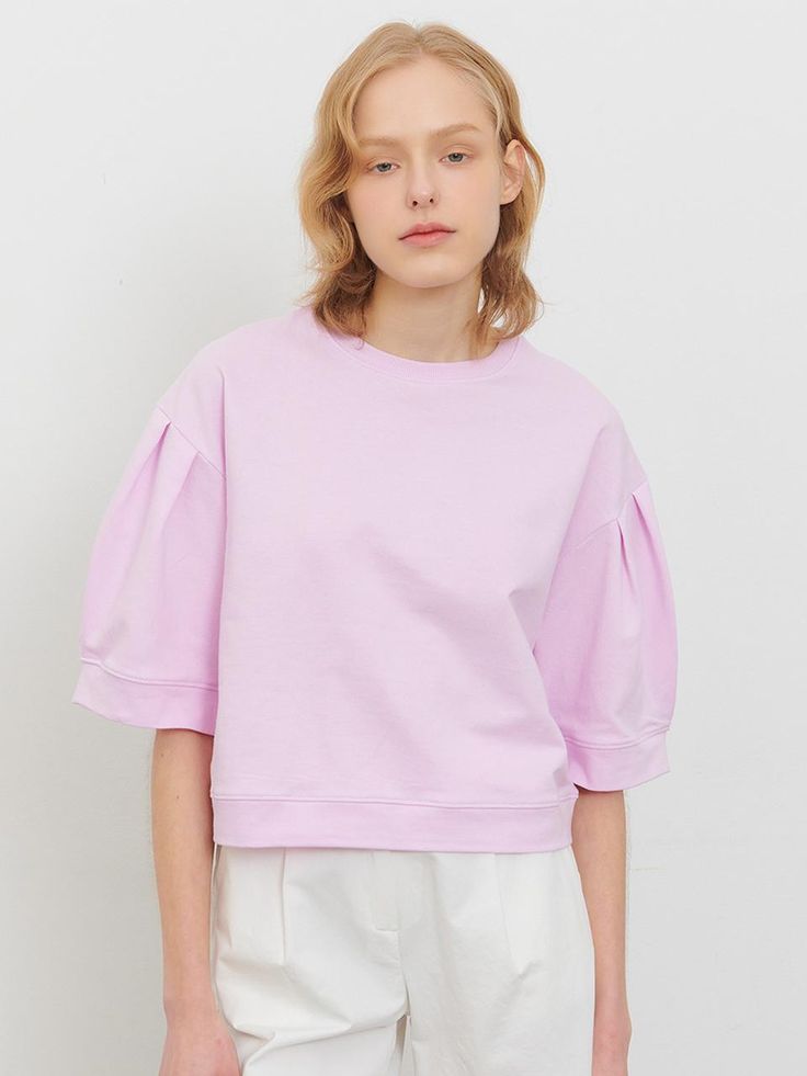 This is a trendy and minimal top by camino that is made out of high quality and sturdy material. With distinctive mood of the design and comfortable wear, you can style it for your casual daily outfit.- Round neck and relaxed fit- Puff sleeves with pin tuck- Minimal and feminine mood Chic Crew Neck T-shirt For Casual Gatherings, Effortless Spring T-shirt For Casual Gatherings, Versatile Spring T-shirt For Casual Gatherings, Modern Crew Neck T-shirt For Spring, Versatile Oversized T-shirt For Everyday, Chic Cotton T-shirt For Fall, Trendy Puff Sleeve T-shirt For Fall, Chic Cotton T-shirt For Casual Gatherings, Boxy Fit Tops For Fall