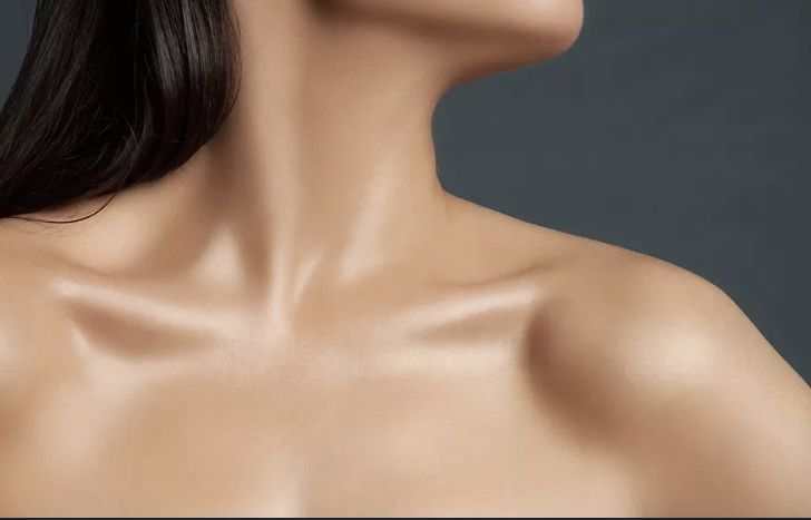 Highlighting the collar bones in a drop shoulder shirt or dress is a great way to bring light up to the face. #AVEDAIBW #BodyMakeup BodyHighlight Collar Bone Highlight, Highlighter On Collar Bones, Defined Collar Bone Aesthetic, Collar Bone Women, Collar Bone Reference, Doctors Korean Drama, Neck Bone, Neck Bones, Makeup Books