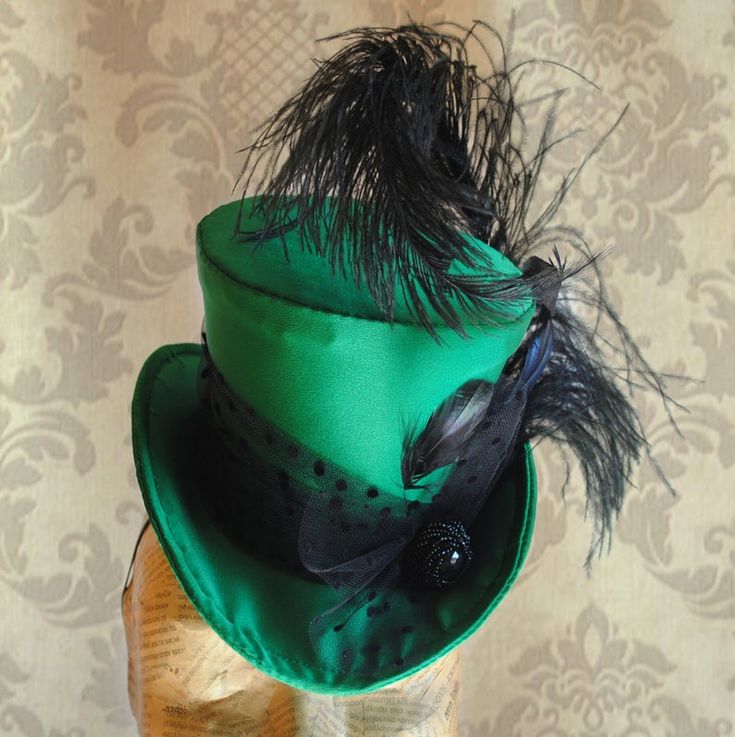 Burlesque Mini Top HatEmerald Green Cocktail HatKentucky | Etsy Burlesque Party, Mini Top Hats, Green Fascinator, Feather Crown, Black Curls, Steampunk Hat, Ascot Hats, Green Cocktail, Green Pictures