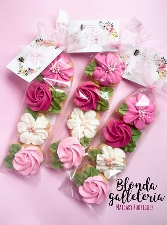 pink and white flowers in cello bags on a pink background with the words blenda geletteria next to it