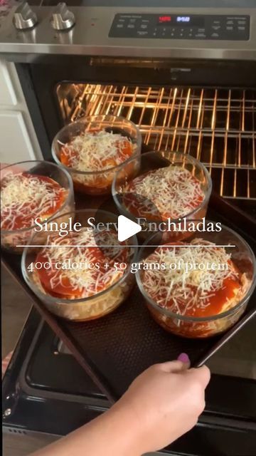 Naomi Gugliotta | Macro Coach on Instagram: "Single Serve Macro Friendly Enchiladas!!! 🤩 I’m actually really obsessed with all things “single serve” right now- it makes creating meals that can be prepped and pre-tracked ahead of time so stinking simple and so helpful when I’m trying to crush my goals! I’m already planning more EASY “single serve” recipes for you, so check back SOON for more! I found these @pyrexhome glass bowls @target and made these super simple enchiladas to go in them. Layer all your ingredients and bake for 15-20 at 350 degrees. Store in your fridge, enjoy throughout the week! 🙌🏼 Also, I swear these taste better after a couple days in the fridge, so it’s a “win/win!” 💯 Ingredients for each bowl: 4- 25 calorie Corn tortillas 1/2 cup enchilada sauce 28 g Lite Shre Single Serve Enchiladas, Shredded Chicken Macro Recipes, Quick Meal Prep For The Week, Enchilada Meal Prep Bowls, Single Serve Chicken Recipes, Single Serve Enchiladas Meal Prep, Macro Friendly Enchiladas, Chicken Enchilada Meal Prep Bowls, Enchilada Bowl Meal Prep