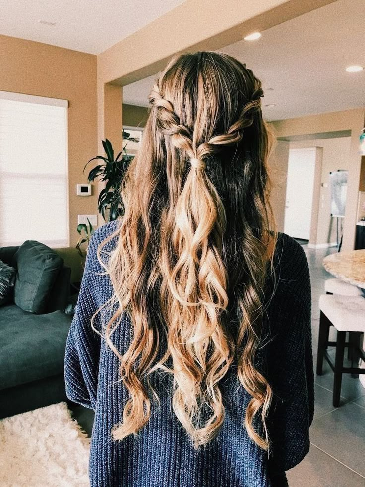 #peinados con #trenzas Hood Hairstyles, Hood Prom, Graduation Board, Glamorous Wedding Hair, Wedding Hair Half, Prom Hairstyles For Long Hair, Penteado Cabelo Curto, Short Hairstyle, Hairstyles Long