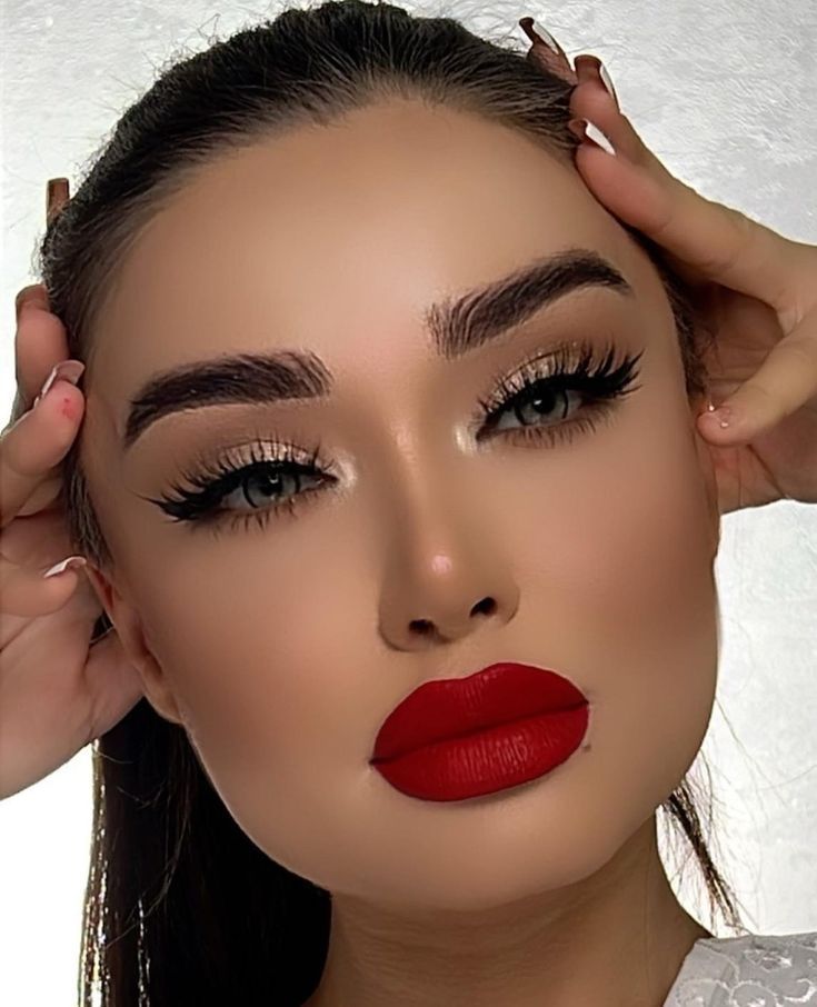 Lip Liner With Red Lipstick, Eyeshadow For Red Lips, School Makeup Aesthetic, Cute School Makeup, Makeup Poses, Bold Lipstick Makeup, Red Lipstick Makeup Looks, Seductive Makeup, Red Lipstick Looks