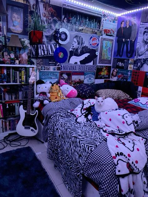 Emo Rooms Bedrooms, Grudge Room Aesthetics, Vintage Room Aesthetic Grunge, Loud Room Decor, Y2k Small Room Ideas, Pastel Grunge Room, Dream Room Grunge, Room Ideas Bedroom Grunge, Grunge Y2k Bedroom Ideas