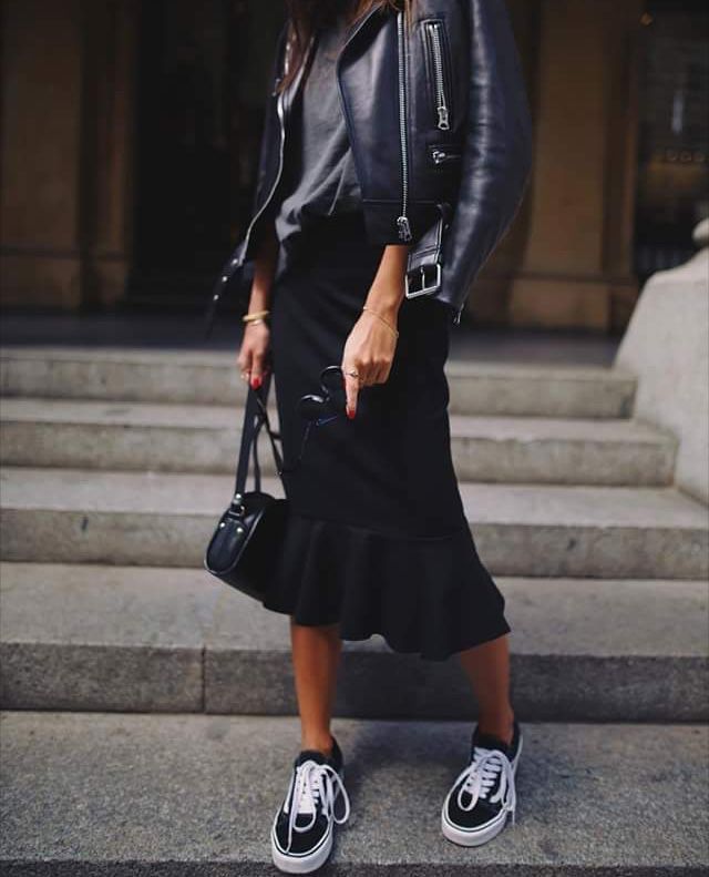 Black leather jacket, black tee, black midi skirt, black Vans Vans Outfit, Woman In Black, Rock Outfit, Black Vans, Mode Casual, Outfit Trends, Black Midi Skirt, Black Women Fashion, All Black Outfit