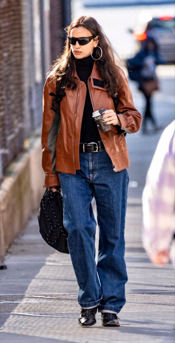 90s Celeb Street Style, Winter Outfits Streetstyle, Model Off Duty Style 90s Fall, Emrata Fall Style, Irina Shayk Street Style 2023, Model Street Style 2023, Autumn City Outfits, Fall Aesthetic Outfit 90s, 2023 Fall Street Style