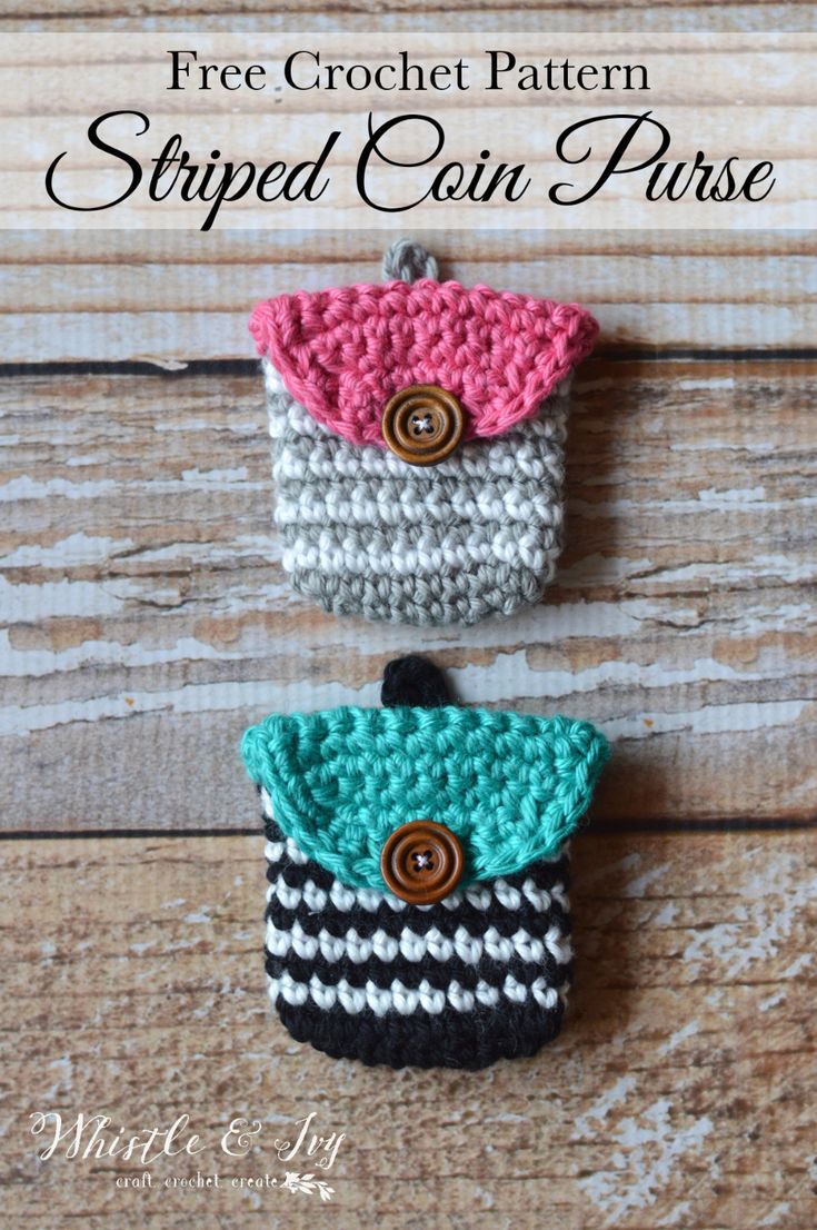 two crocheted purses sitting on top of a wooden table with text overlay that says free crochet pattern striped coin purse