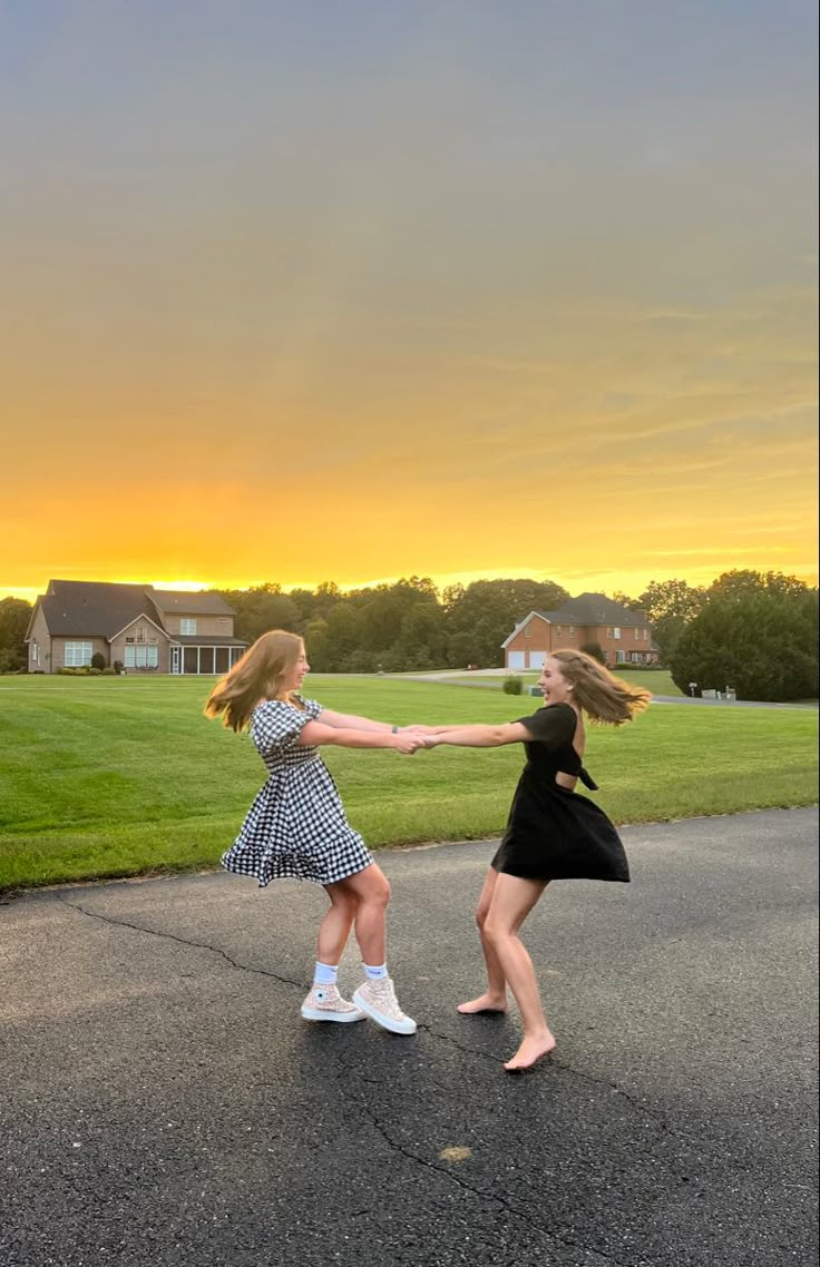 Two Person Poses Friends, Photoshoot Ideas For 2 People, Friend Sunset Pictures, 3 Best Friend Photoshoot Poses, Poses For Pics With Friends, Picture Pose Ideas With Friends, Fun Photo Poses, Best Friends Photos Instagram, Cute Bff Photos