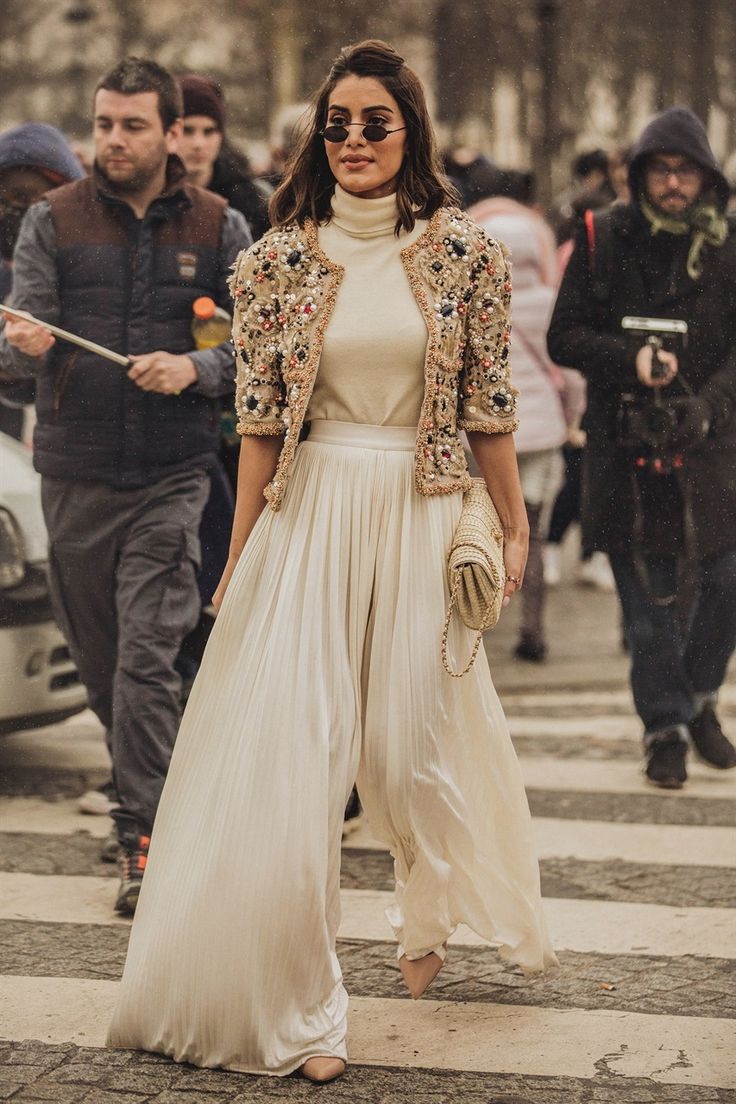 Street Style from Paris Couture Week Spring 2018 LOVE this jacket! Dresses Videos, Dresses Sparkle, 파티 드레스, Coco Mademoiselle, Dresses Mermaid, Looks Street Style, Couture Week, Indian Designer Outfits, Dresses Lace