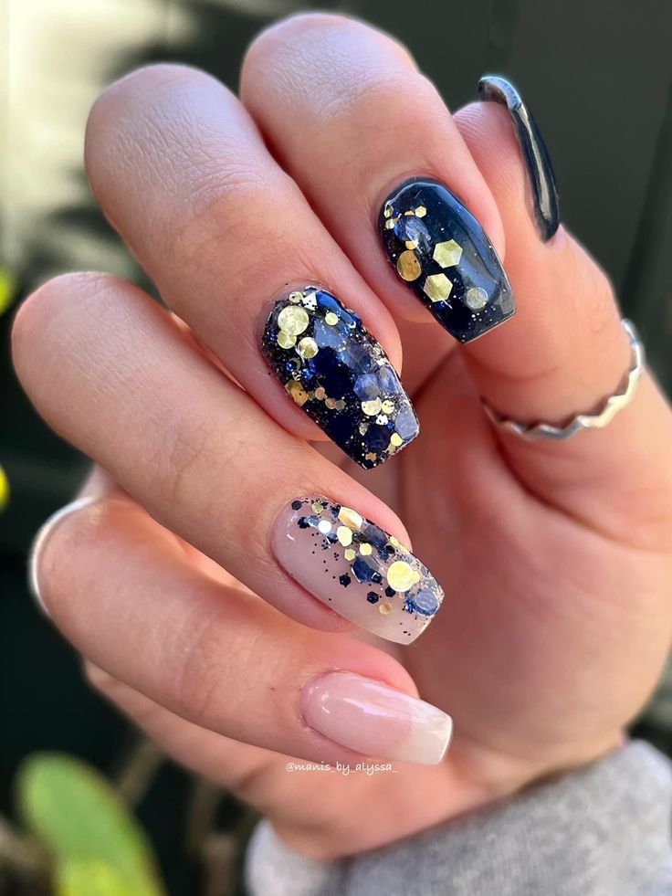 This is a mix of navy blue glitter and gold glitter. The gold glitter pieces are hexagon and circle. Navy And Gold Glitter Nails, Black And Blue Glitter Nails, Navy Wedding Nails, Navy Silver Nails, Dark Navy Nails, Navy Blue And Gold Nails, Navy And Gold Nails, Navy And Silver Nails, Music Nail Art