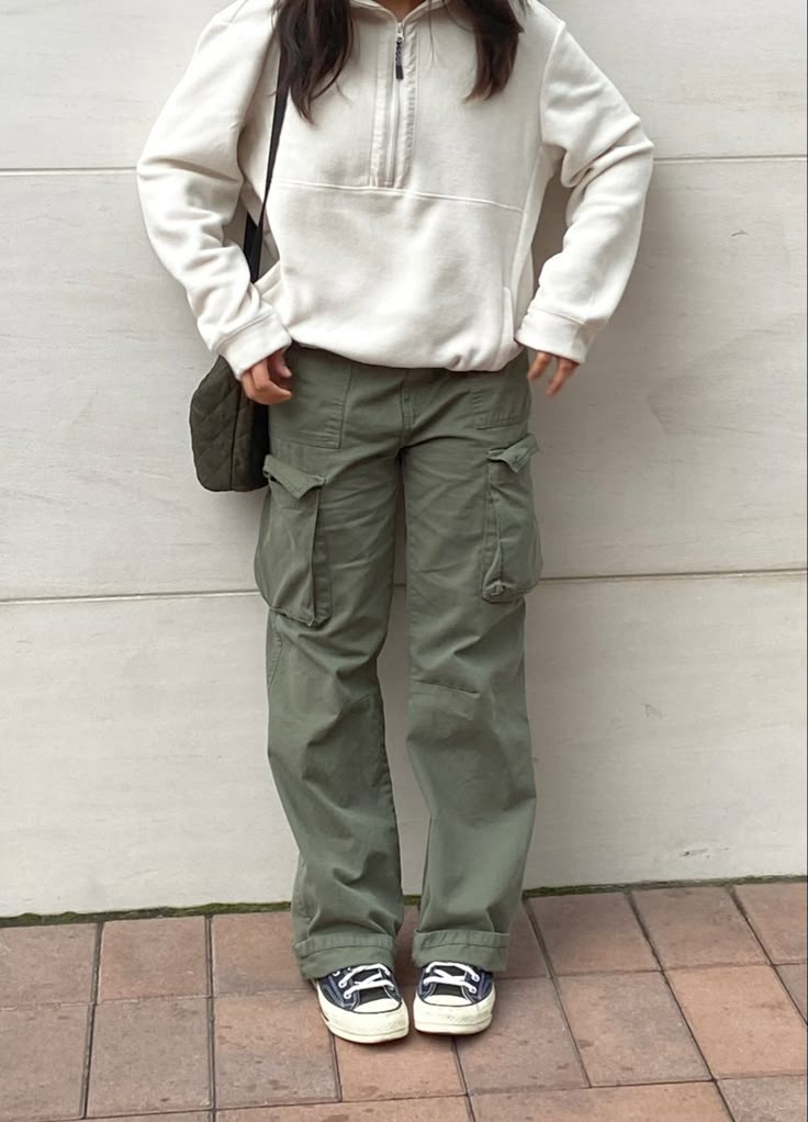 Cargo Pants Outfit Women Streetwear, Army Green Parachute Pants Outfit, Clothes With Cargo Pants, Cargo Parachute Pants Outfit Winter, Cargo Pants Army, Sweatshirt Cargo Pants Outfit, Cargo Pants Outfit Hiking, Beige Cargo Trousers Outfit, Outfits Pantalones Cargo