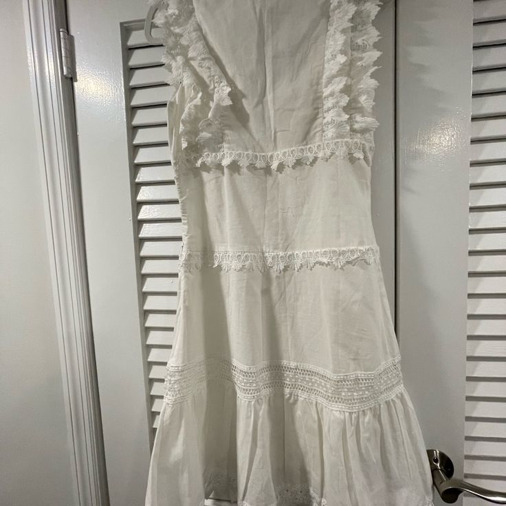 Brand New Summer Dress. Gorgeous Dress. Chic Lined Cotton Midi Dress, Chic Cotton Lined Midi Dress, Chic Cotton Midi Dress Lined, Chic Cotton Midi Dress With Lining, Chic Vacation Dresses With Lace Trim, Elegant Vacation Dress With Ruffles, Chic Lace Trim Dress For Garden Party, Elegant Ruffled Dress For Vacation, Elegant Lined Cotton Midi Dress