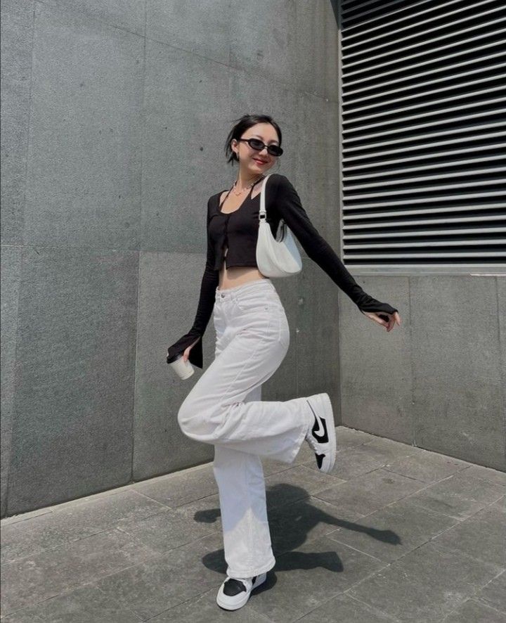 Girls Casual Outfits, Cute Modeling Poses, Streetwear Fashion Outfits, Korean Outfit Street Styles, 사진 촬영 포즈, Korean Casual Outfits, Stylish Photo Pose, Casual Day Outfits, Photo Pose Style