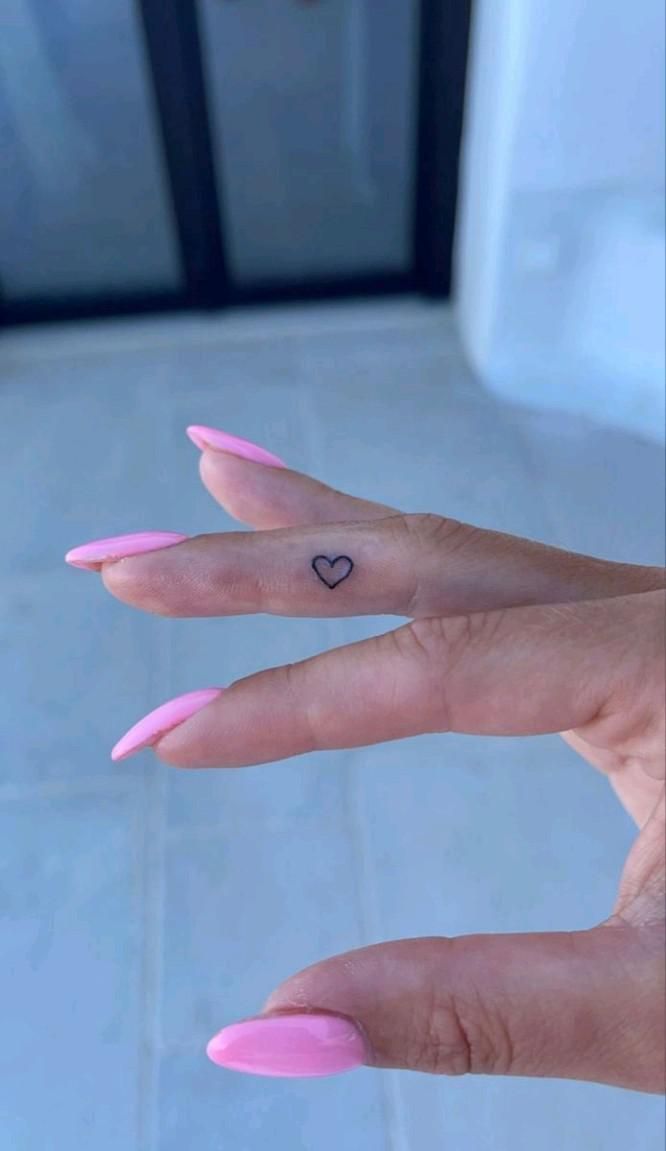 Beutifull Mini Tattoo For women's Mini Tats Heart, Lil Heart Tattoo, Finger Heart Tattoo, Mini Heart Tattoo, Lil Tattoos, Middle Finger Tattoos, Heart Tattoo On Finger, Cool Ear Tattoos, Maching Tattoos