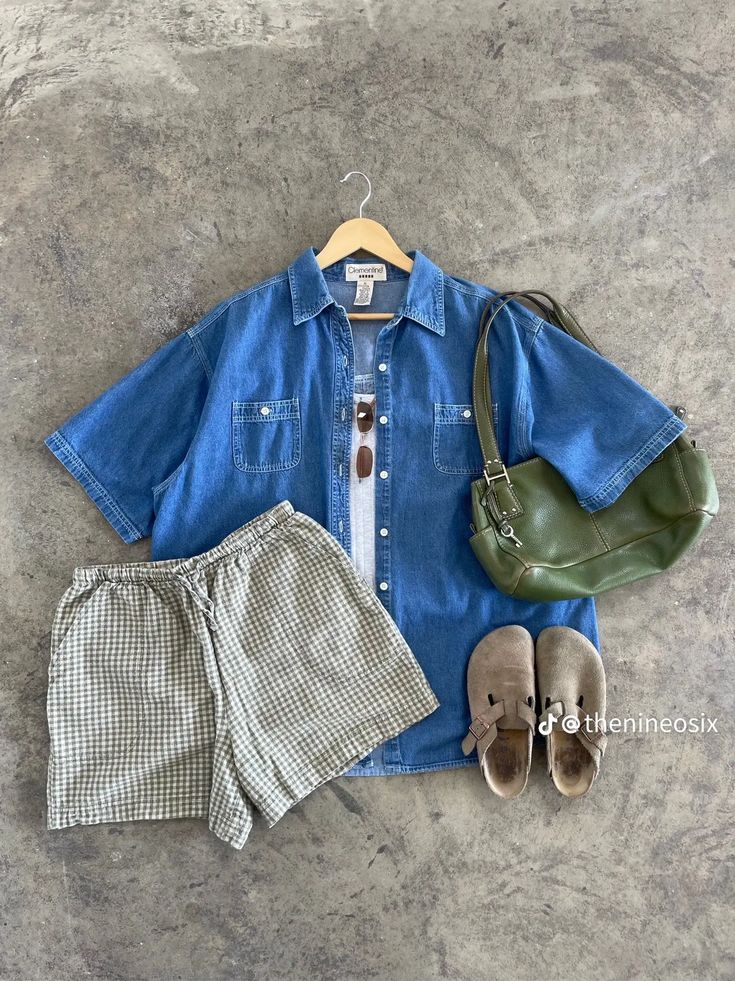 Hot Weather Comfy Outfits, Watching New York Outfits, The Lumineers Aesthetic Outfit, Vintage Outfits For Summer, Art Show Outfit Summer, Florida Outfit Inspiration, Midi Jean Shorts Outfit, Time Of The Month Outfit, Cute Outfit Ideas For Summer Aesthetic