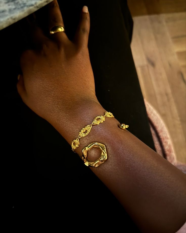 Black Girls With Gold Jewelry Aesthetic, Dark Gold Jewelry, Mahogany Aesthetic, Gold Jewelry Outfit, Inspi Photo, Edna Mode, Outfit Looks, Golden Jewelry, Jewelry Accessories Ideas