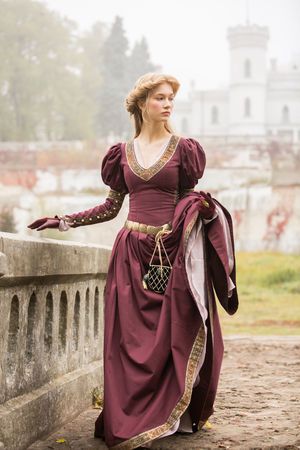 Princess In Exile, Fantasy Dress Princesses, Medieval Dress Princess, Diy Costumes Women, Womens Costumes, Medieval Costume, Medieval Dress, Medieval Clothing, Dress Princess