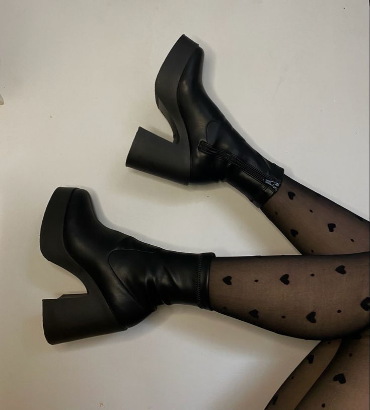 Black Platforms Aesthetic, Chunky Black Platform Boots, Dark Feminine Shoes, Black Gogo Boots Outfit, Cute Heels Aesthetic, Black Go Go Boots, Black Shoes Aesthetic, Aesthetic Black Heels, Black Platform Boots Outfit