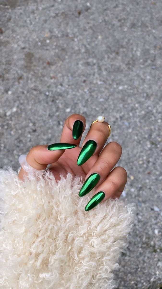 Chrome Green Nails Christmas, Red Green Chrome Nails, Metalic Green Nail, Dark Green Chrome Nails Designs, Dark Green Crome Nails, Crome Green Nails, Holiday Chrome Nails Designs, Christmas Nails Green Chrome, Hunter Green Chrome Nails