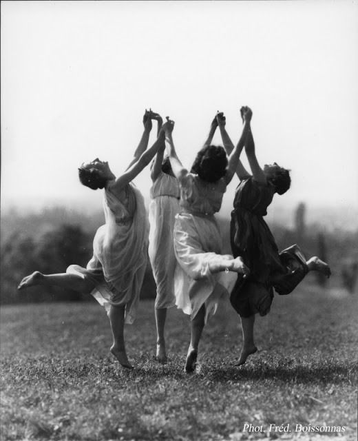 Isadora Duncan, Four Women, Girls Tattoo, Camp Vibes, Women's Circle, Three Women, Photo D Art, Foto Vintage, Witch Aesthetic