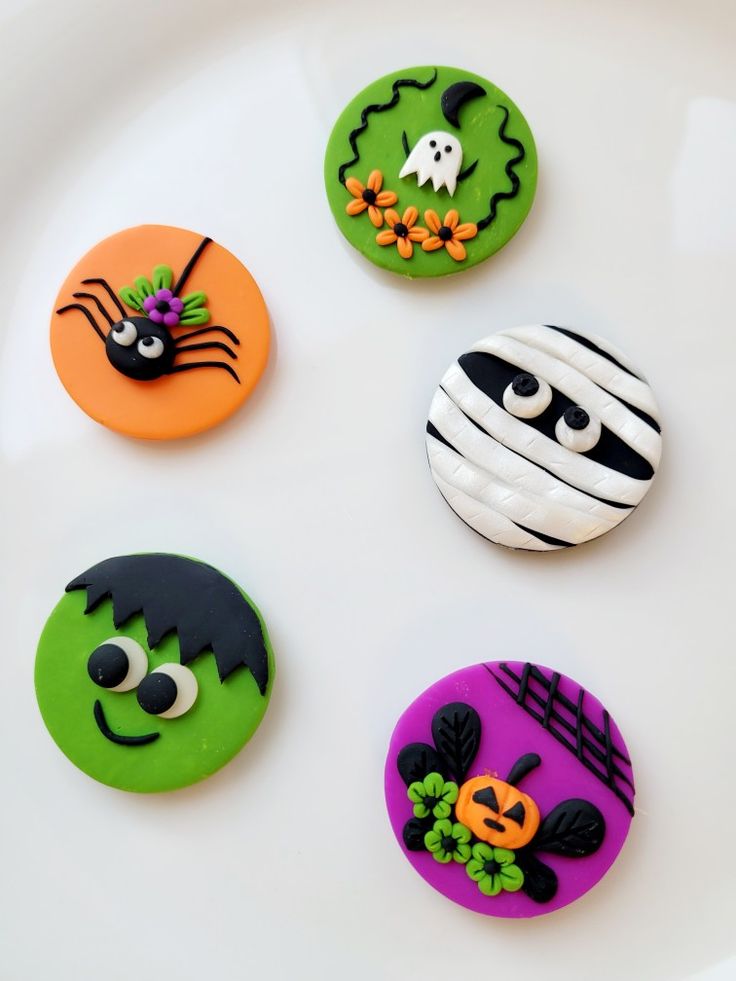 Cute polymer clay fridge magnets for Halloween ��🎃 Diy Halloween Magnets, Halloween Fridge Magnets, Halloween Polymer Clay Ideas Easy, Halloween Clay Magnets, Cute Fridge Magnets Diy, Polymer Clay Magnets Diy, Halloween Polymer Clay Ideas, Polymer Clay Fridge Magnets, Clay Fridge Magnets Diy