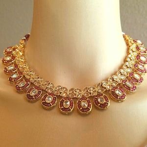 Red Indian Jewelry Set, Red Indian Jewelry, Gold Necklace Set Indian, Pakistani Wedding Jewelry, Pakistani Necklace, Red Necklace Set, Necklace For Neckline, Simple Gold Necklace, Polki Necklace Set