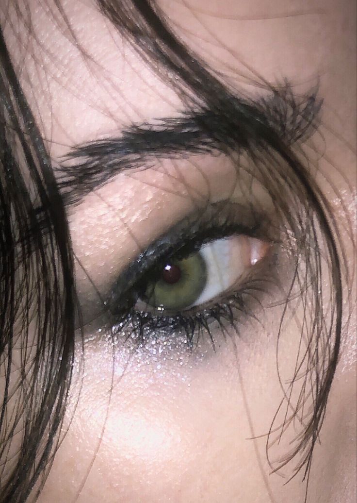 Step 1 smoky eye, step 2 dance all night. #smokyeye #hoodedeyes #deepseteyes Makeup for hooded eyes Indie Sleaze Makeup, Deep Set Eyes Makeup, Soft Grunge Makeup, Makeup For Hooded Eyes, Eyeliner For Hooded Eyes, Deep Set Eyes, Dance All Night, Swag Makeup, Hooded Eye Makeup