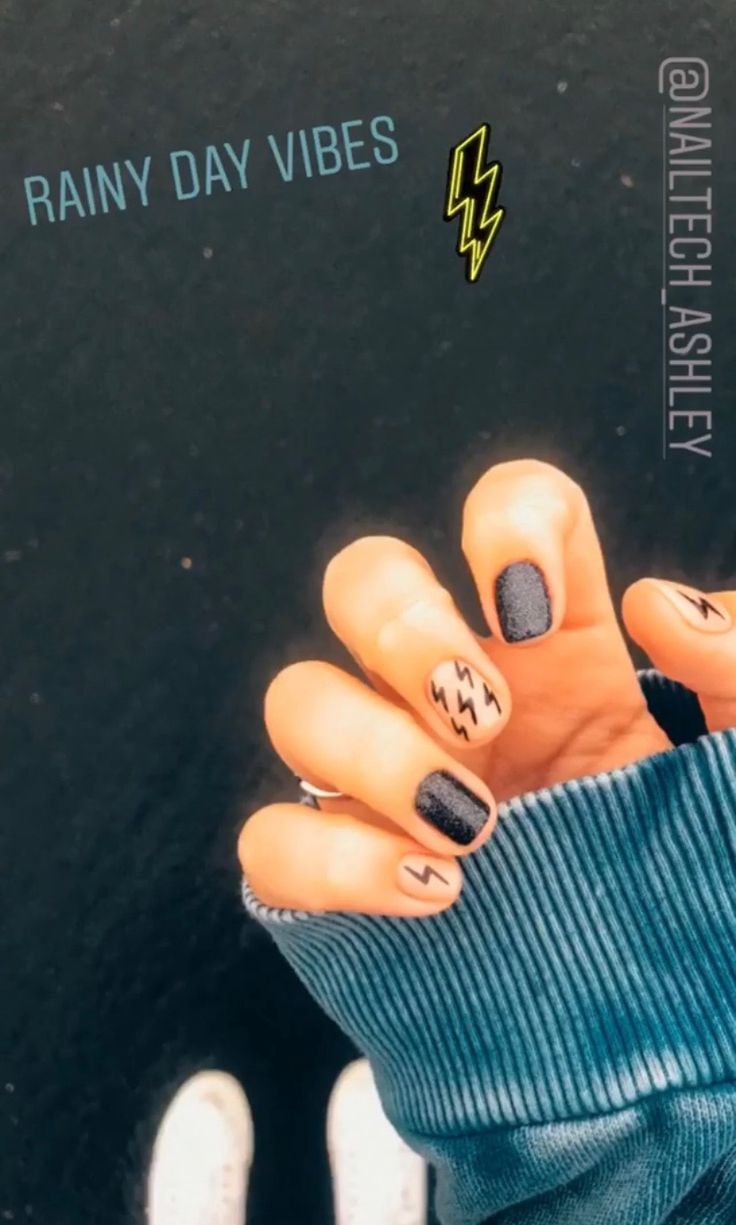 Black Lightening Bolt Nails, Lightning Bolt Nails Acrylic Western, Black Nails Lightning Bolt, Black Lightning Bolt Nails, Black Western Nail Designs, Lightning Nail Design, Black Nails With Lightning Bolt, Lightening Bolt Nail Design Western, Lightning Bolt Nail Design