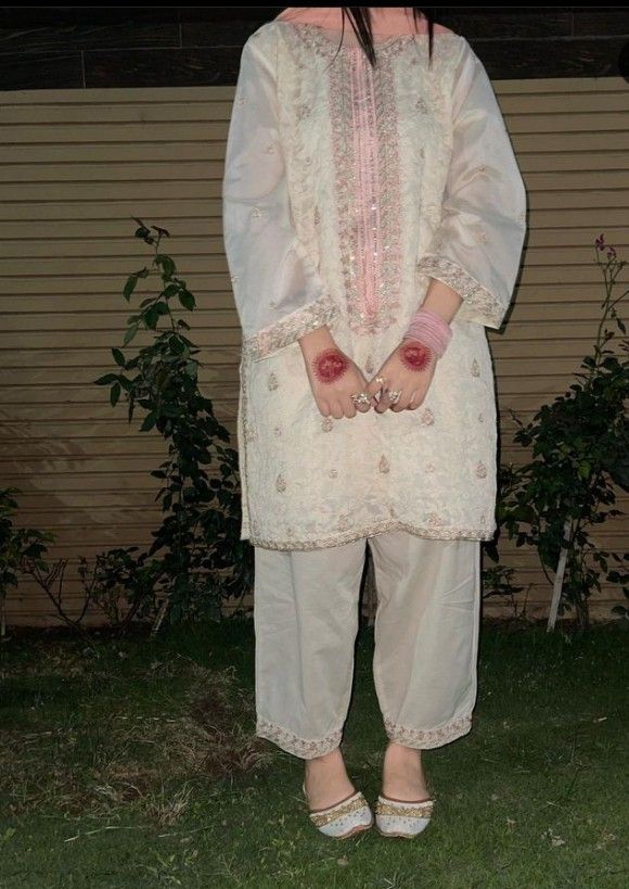 Eid Suits Pakistani Dresses Simple, Eid Look Pakistani Simple, Outfit For Eid Women, Pakistani Eid Dress Ideas, Pakistani Style Kurti, Casual Desi Outfits, Casual Pakistani Outfits, Pakistani Eid Outfits, Eid Outfits Pakistani