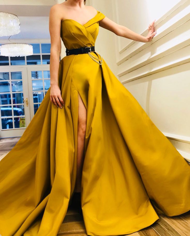 pinterest.com Gaun Koktail, Yellow Evening Dresses, Evening Dresses Uk, Ruffle Prom Dress, Elegant Prom Dresses, Gowns Prom, Beauty Dress, Maxi Robes, Beauty And Fashion