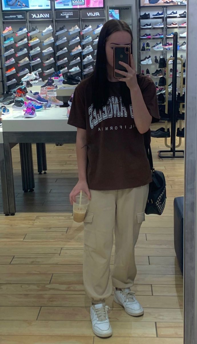 Sweatpants Oversized Shirt, Baggy Shirt And Sweatpants, Beige Cargo Sweatpants Outfit, T Shirt And Cargo Pants Outfit, How To Style Beige Sweatpants, Beige Baggy Pants Outfit, Beige Sweatpants Outfit, Sweatpants And Oversized Shirt, T Shirt And Sweatpants Outfits