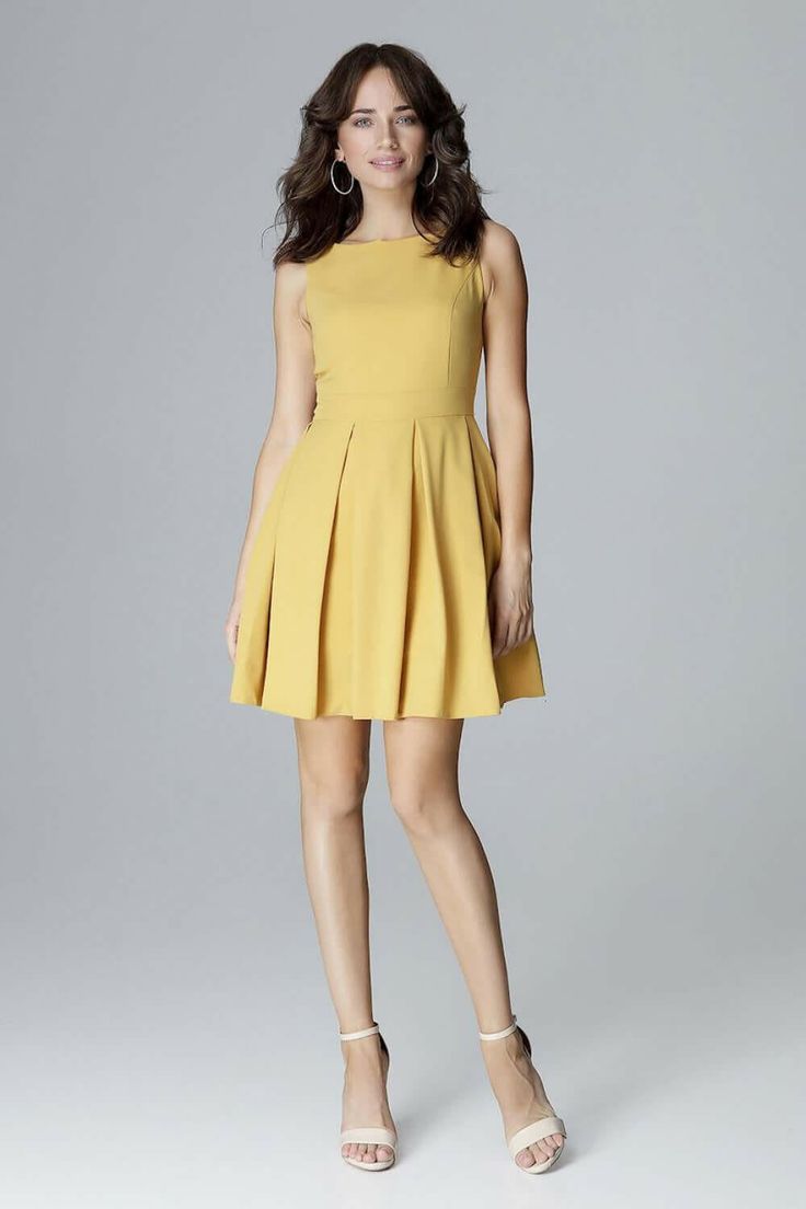 Sleeveless dress. With a fitted top and feminine, low neckline. Model cut at the waist with a flared, arranged in wide folds bottom. Dress perfectly emphasizes and slims the waist. Plus Size Pullover, Low Neckline, Tailored Dress, Fitted Top, La Fashion, Waist Dress, Sophisticated Style, Model Dress, Ruffle Dress