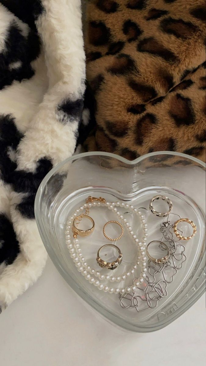 Jewellery Plate Aesthetic, Coquette Jewelry Holder, Jewelry Plate Aesthetic, Jewelry Holder Aesthetic, Plate Aesthetic, Harry Styles Outfit, The Bling Ring, Instagram Feed Ideas, Girly Jewelry