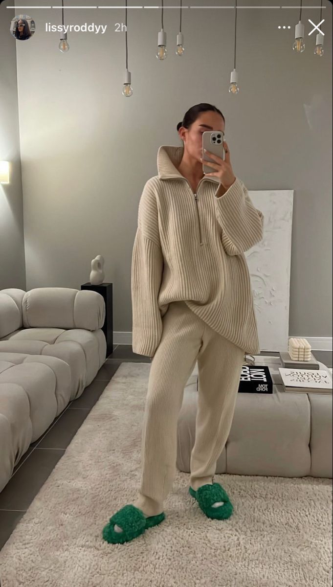 Comfy Outfits Sweatpants, Aesthetic Everyday Outfits, Lounge Wear Outfits Stylish, Chill Outfits Lazy Days, Lounge Wear Aesthetic, Lazy Sunday Outfit, Luxe Loungewear, Fits Aesthetic, Lounge Outfit