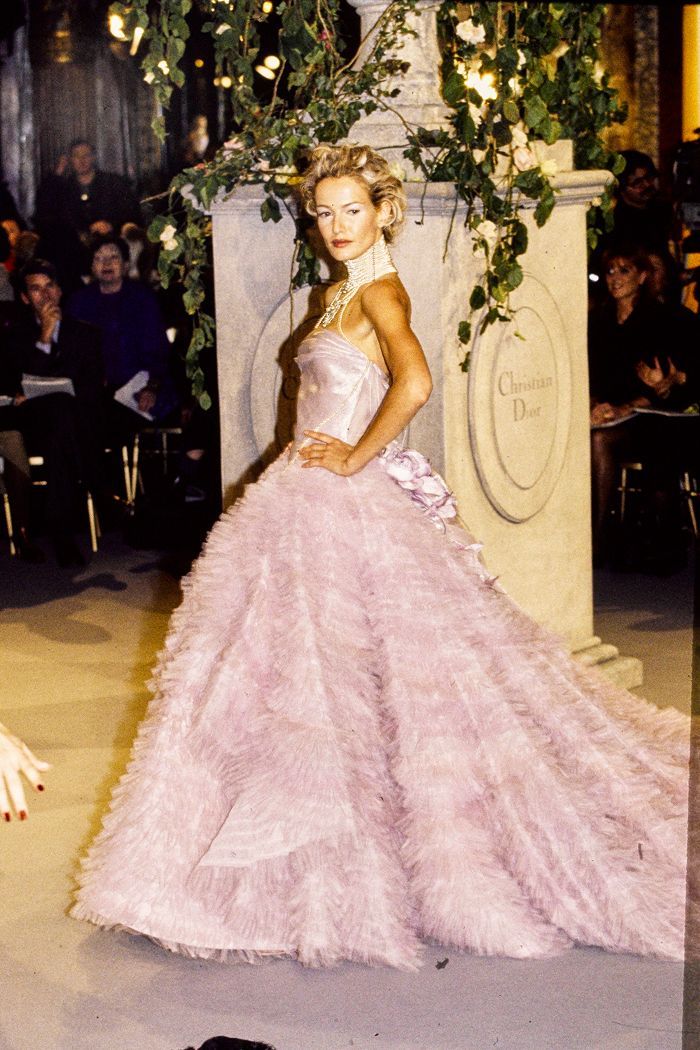 Couture fashion week Christian Dior '90s 90s Dior, Dior 90s, Dior Fashion Show, Karen Mulder, 90s Runway Fashion, Vintage Runway, Christian Dior Haute Couture, Dior Haute Couture, Christian Dior Couture