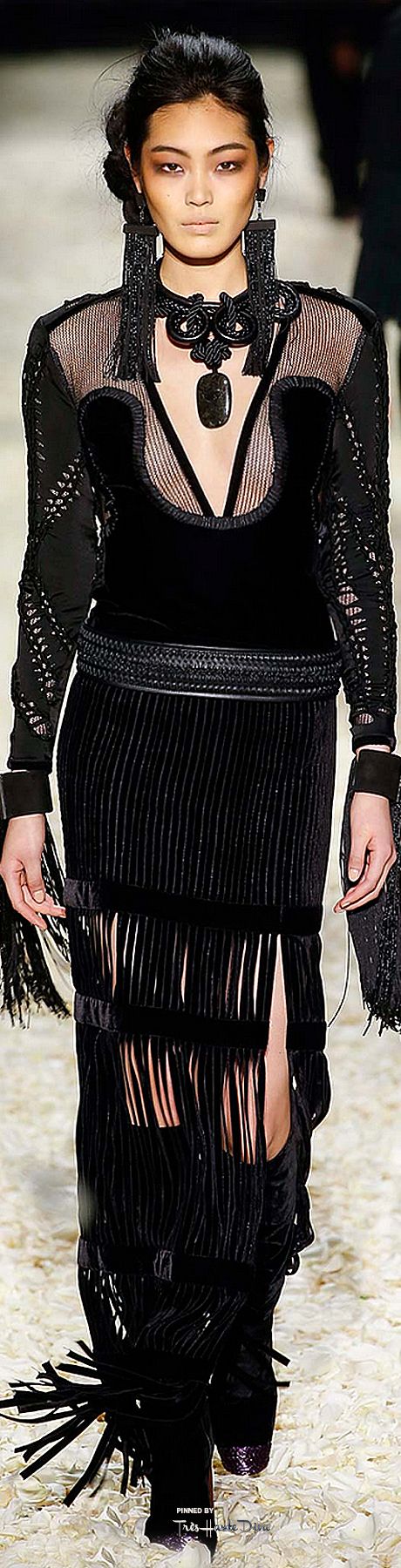 Tom Ford Fall 2015 RTW Los Angeles ♔THD♔ Sheer Tops, London Fashion Weeks, Fashion 2015, American Fashion Designers, Black Accessories, Couture Runway, Boho Look, 2015 Fashion, Fall 2015