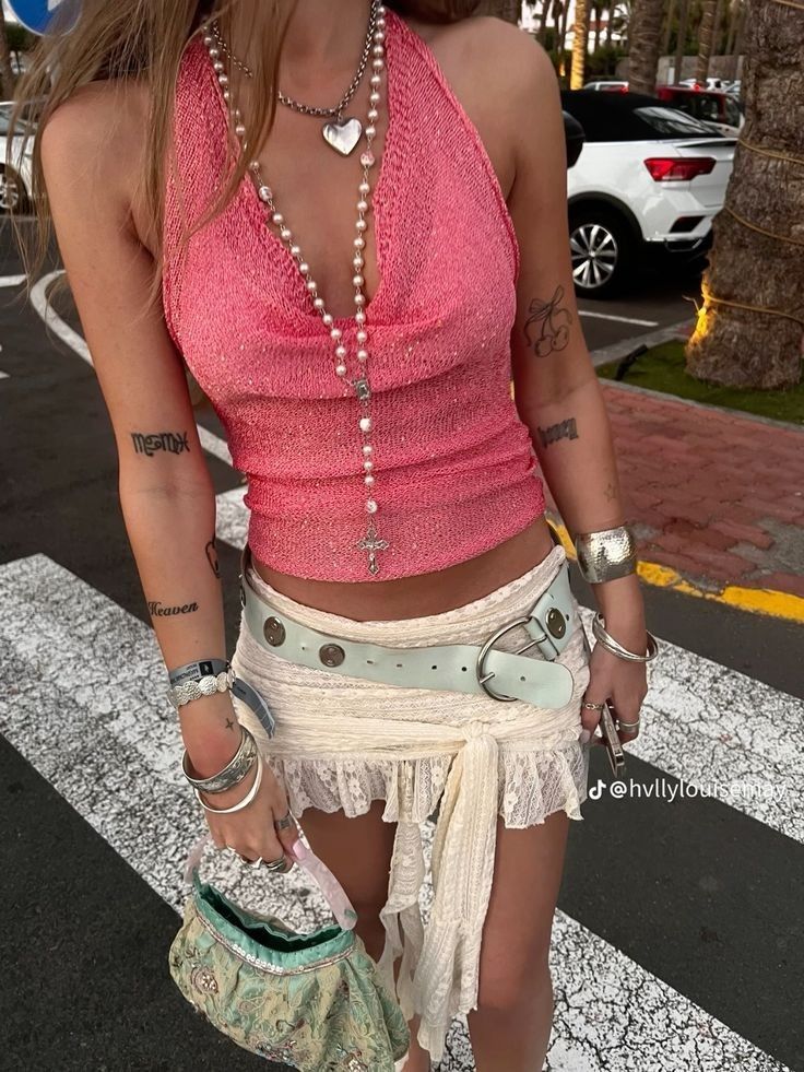 Festival Outfits Beach, Yk2 Fashion, Holiday Outfit Inspiration, Glitter Skirt, Festival Outfits Rave, Fest Outfits, Ibiza Outfits, Glitter Top, Colourful Outfits