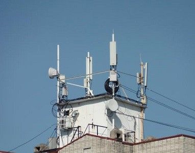 the top of a building with antennas on it