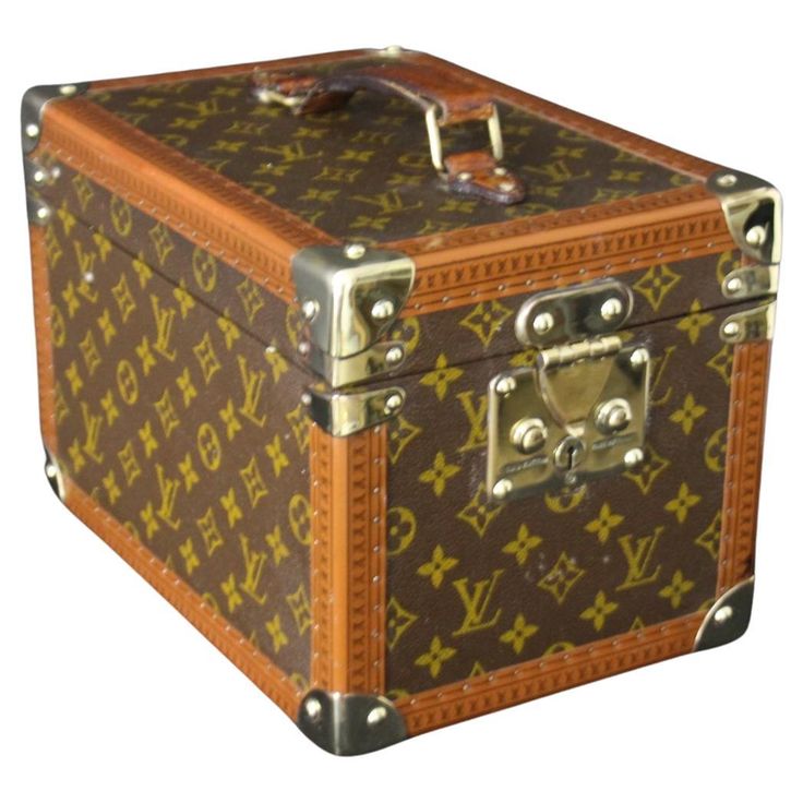 This very nice Louis Vuitton monogram train case features solid brass corner and lock.Its lock is stamped Louis Vuitton. Its beautiful toffee color trim is all printed with monogram . It is also embossed Louis Vuitton on its beatutifully patinated leather top handle. All its studs are engraved Louis Vuitton. Its interior is in very good condition in beige washable lining. It has got its original little removable suitcase and an inside mirror under its lid. It also still has kept its Louis Vuitton label with its serial number. 1 original working key . When not in use for your travels, it would add a wonderful French touch to chic interiors , like a piece of art... H 8.27 in. x W 8.67 in. x D 11.82 in. H 21 cm x W 22 cm x D 30 cm Louis Vuitton Suitcase, Toffee Color, Sac Louis Vuitton, Grocery Supermarket, Louis Vuitton Store, Louis Vuitton Limited Edition, Louis Vuitton Jewelry, Louis Vuitton Keepall, Cute Nike Shoes