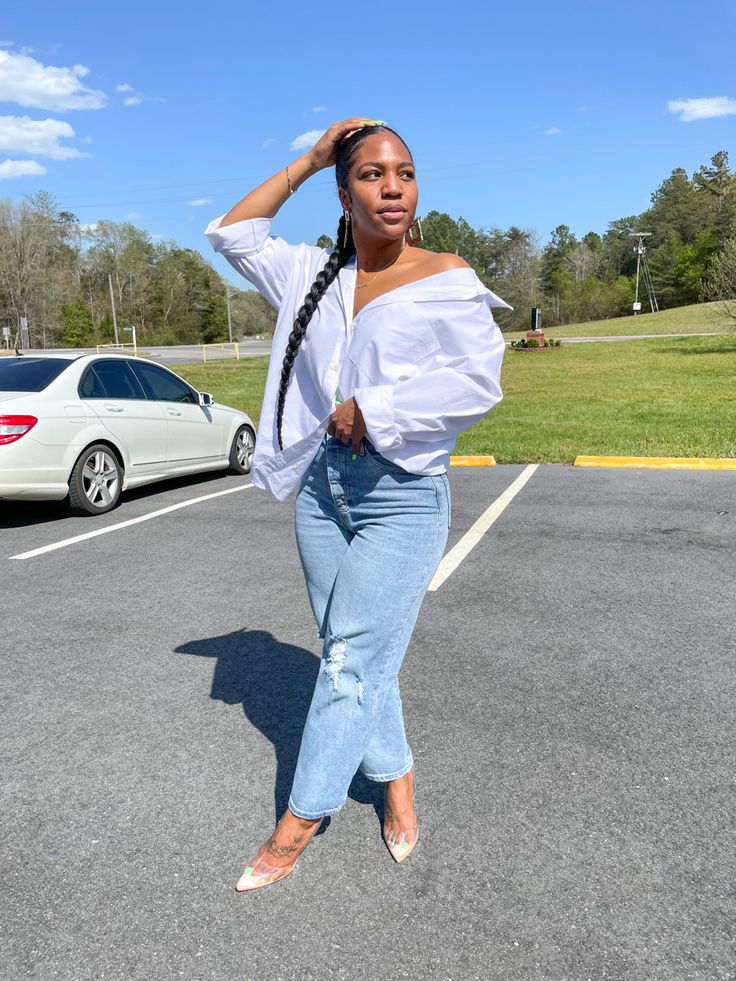 White Button Up Jeans And Heels, Styling Oversized Button Up Shirt With Jeans, Zara White Shirt, Fashionnova Jeans, Jeans And Shoes, Boyfriend Jeans Outfit, Mom Jeans Outfit, Black Clothes, Jeans Outfits