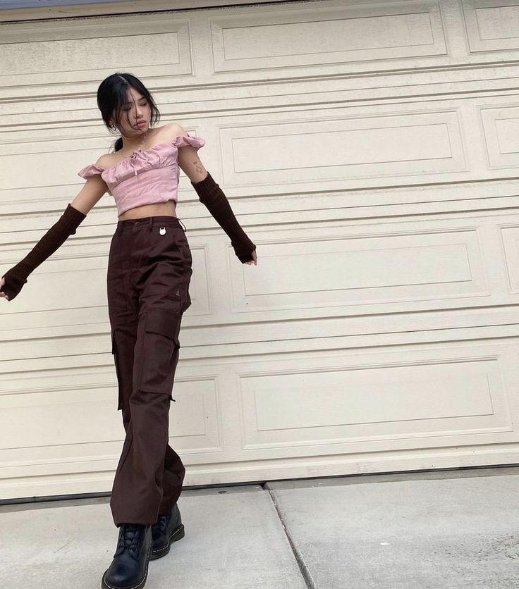 @pameluft Styling Joggers, Brown Jeans Outfit, Brown Pants Outfit, Styling Boots, Fnaf Cosplay, Brown Jeans, Joggers Track Pants, Brown Outfit, Brown Pants