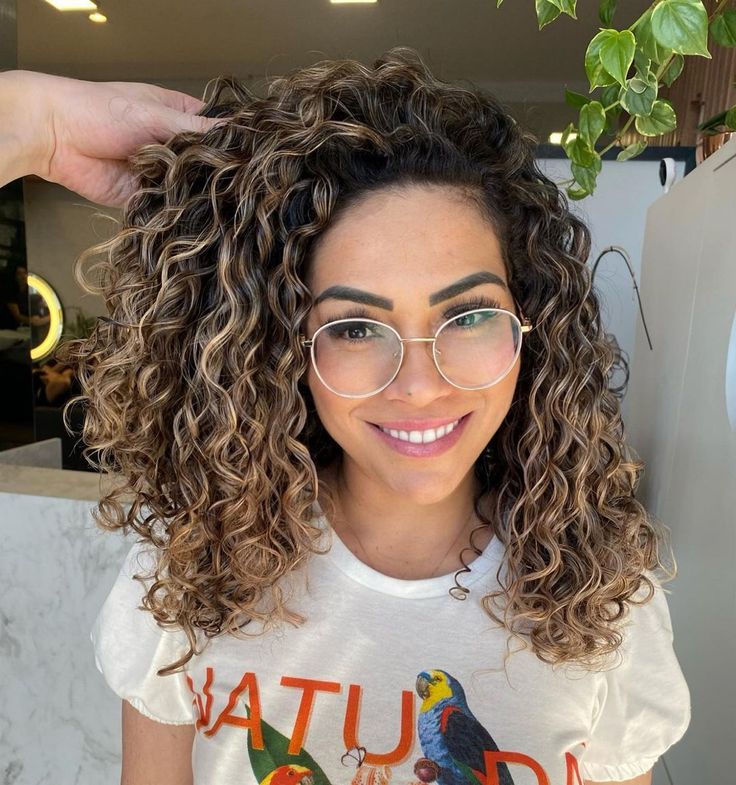 Bayalage On Curly Hair Dark Brown, Short Curly Hair With Balayage, Halo Hair Color Curly, Natural Curly Hair Balayage Brown, Long Curly Hair Balayage Brunettes, Curly Hairstyles Balayage, Naturally Curly Blonde Hair Highlights, Curly Hair Colors Ideas Highlights, Dark Curly Hair With Balayage