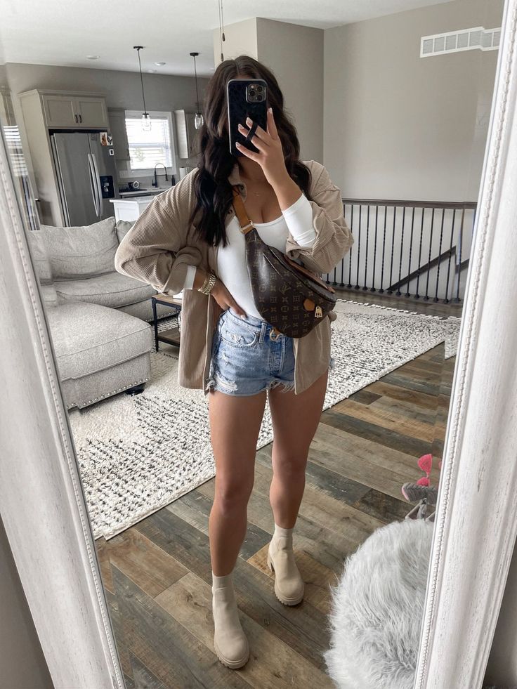 Trendy Fall Transition Outfits, Fall Outfits With Denim Shorts, Chelsea Boots And Shorts Outfit, Denim Short Fall Outfit, Orlando Fall Outfits, Chelsea Boots Shorts Outfit, Fall Outfits Florida Casual, Shorts With Chelsea Boots, Fall Outfits With Shorts And Boots