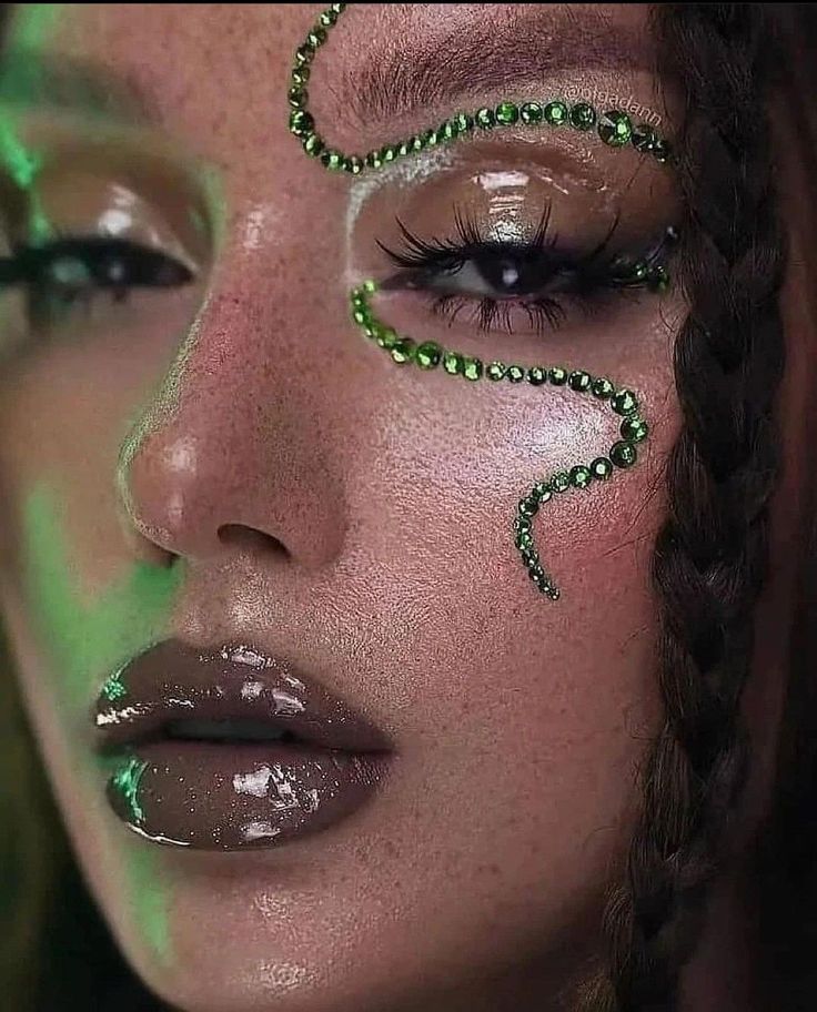 Crazy Festival Makeup, Jungle Festival Outfit, Jem Makeup Looks, Reptilian Makeup, Green Editorial Makeup, Zebra Makeup Look, Green Festival Makeup, Snake Eyeliner, Snake Eye Makeup