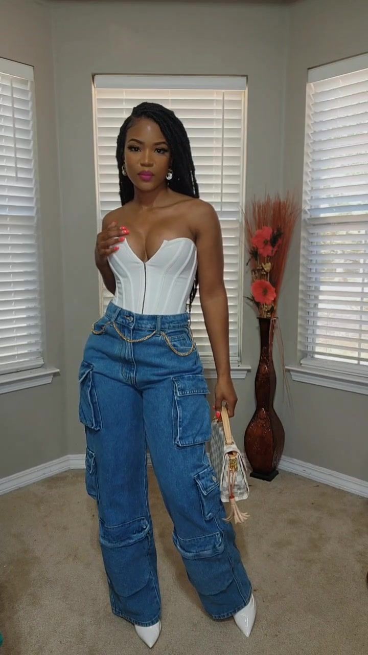 brittany.marche on TikTok Corsets Outfit Winter, Corset And Jeans Outfit Heels, Corset Top Plus Size Outfit, Tshirt Corset Outfit, Aventura Concert Outfit Ideas, Plt Corset, Closed Heels, Outfit Corset, Corset Outfit