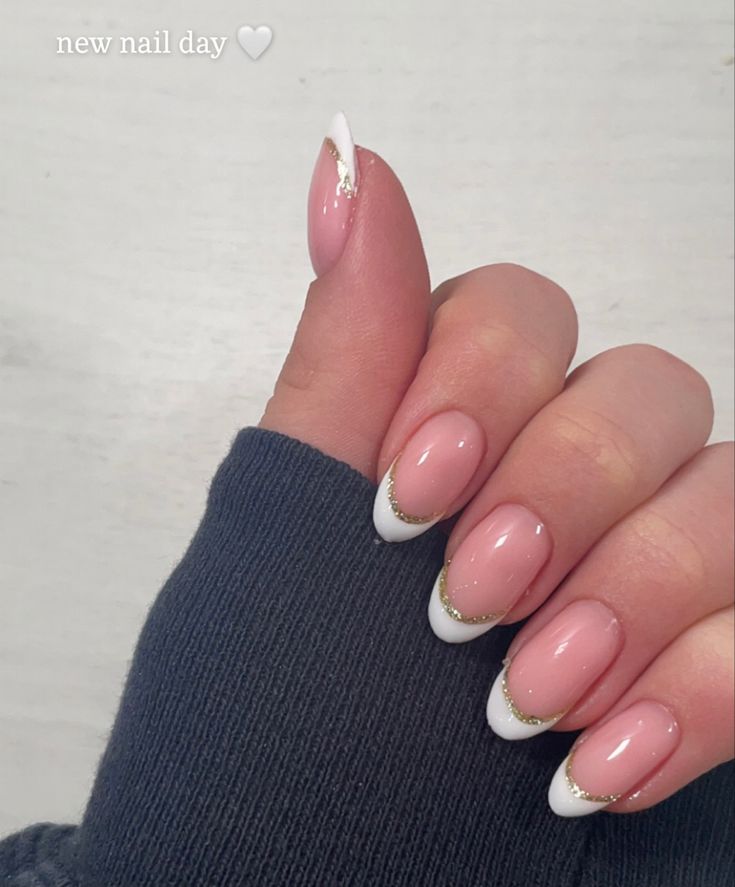 French Oval Nails With Glitter, French Nails White With Glitter, White French Tip With Gold Line Almond, French Nail With Glitter Line, Almond French Tip With Silver Line, French Nails With Sparkle Line, White Tip And Glitter Nails, White Gold Tip Nails, Glitter Tipped Gel Nails