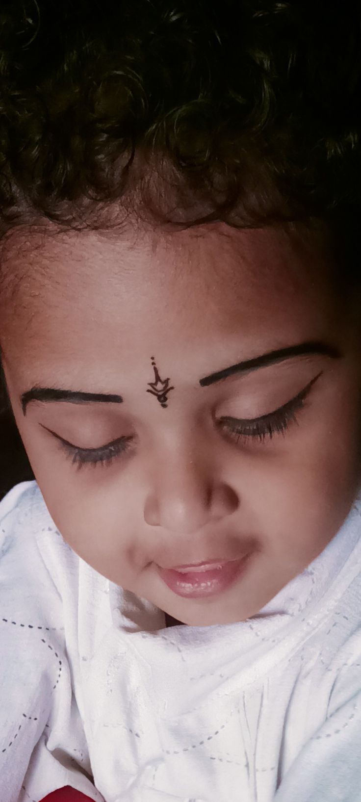 Bindi Designs Indian, Bindi Designs Using Eyeliner, Tilak Design, Tika Design, Bindi Designs, Eye Kajal, Persian Art Painting, Eyeliner Styles, Cute Images For Dp