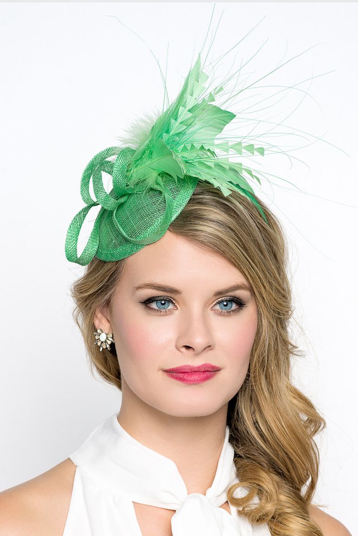 This season, sophisticated fascinators stole the show on the runways. Fascinators can be a little intimidating. But this cute little fascinator will help you overcome that fear. It perfectly lands the look, thanks to its mesh sinamay, frilly feathers, and loopy mesh ribbons. No matter the occasion, you will fit in with the fascinator craze with this simple yet stylish headpiece. Complete the look: Midnight Midi Floral Skirt Green Fascinator, Red Fascinator, Mini Kelly, Occasion Hats, Black Fascinator, Hat Fascinator, Green Accessories, Bridal Tea, Fascinator Headband